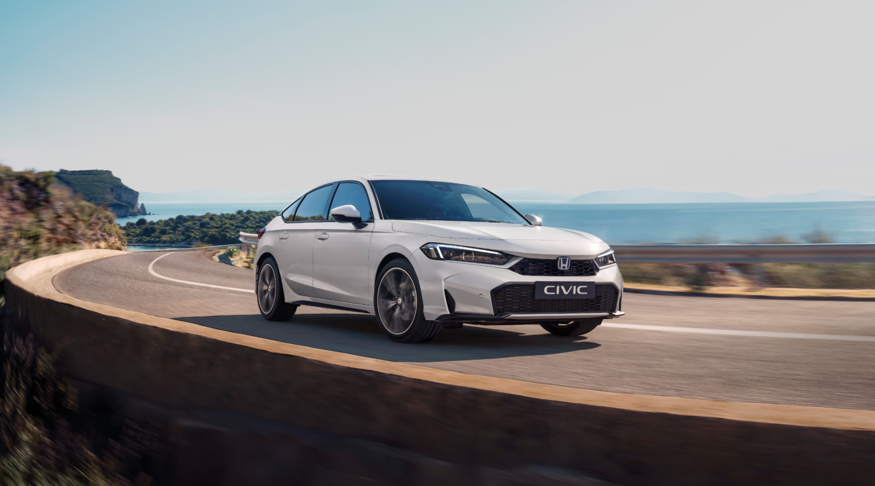 Vit honda civic på väg